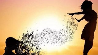 A videó hátterében hallható mantra szövege