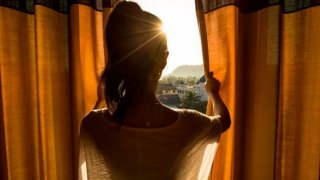 A videó hátterében hallható mantra szövege