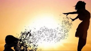 A videó hátterében hallható mantra szövege